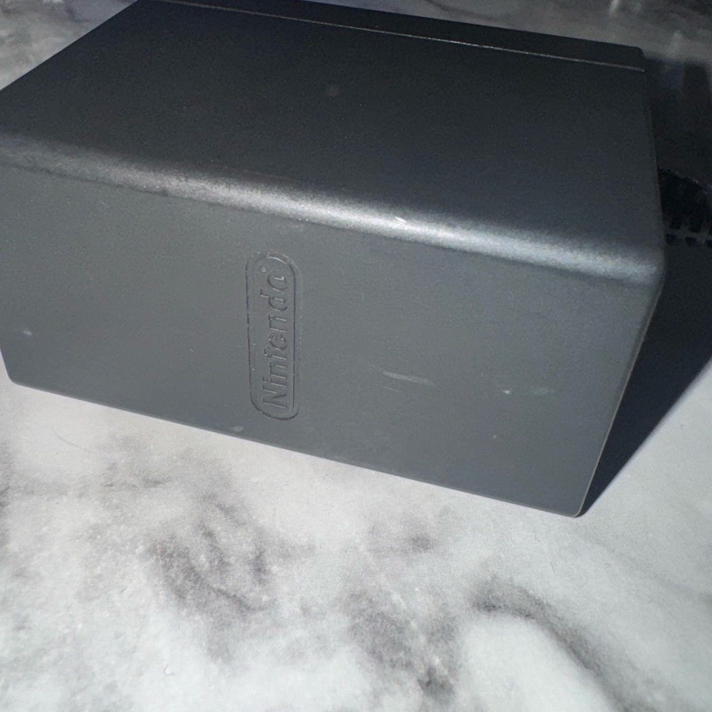 Nintendo Switch - Picture 2 of 3